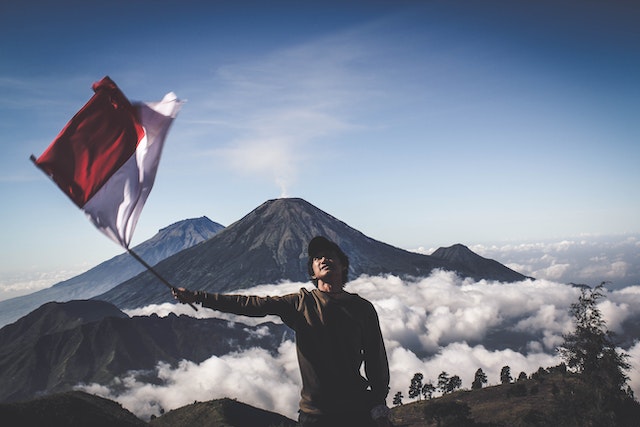 Drapeau Indonésie sur la montagne